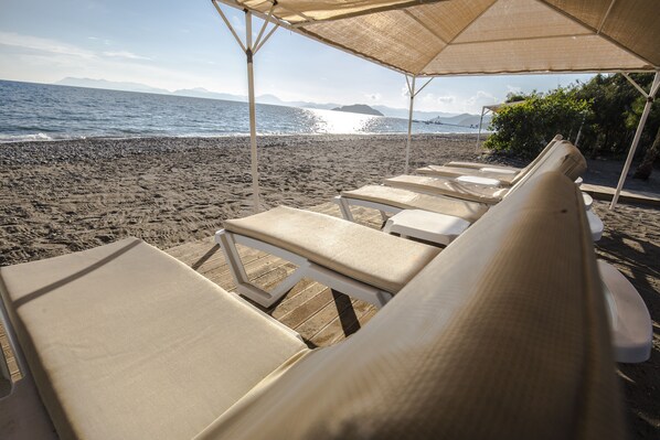 Playa privada en los alrededores, camastros y sombrillas