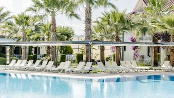 2 piscines extérieures, parasols de plage, chaises longues