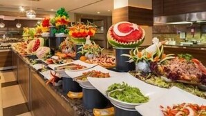 Ein Buffet mit verschiedenen Speisen und dekorativen Mittelstücken.