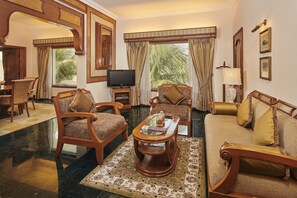 Executive Suite,Pool View-Complimentary twoway Airport transfer,Complimentary 2 hr use of Board Room | Área de sala de estar | Televisión de pantalla plana 