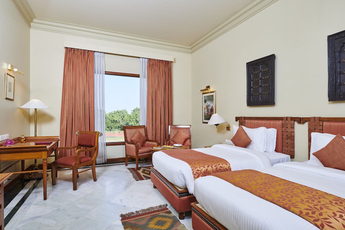 1 kamar tidur, minibar, brankas, dan meja kerja