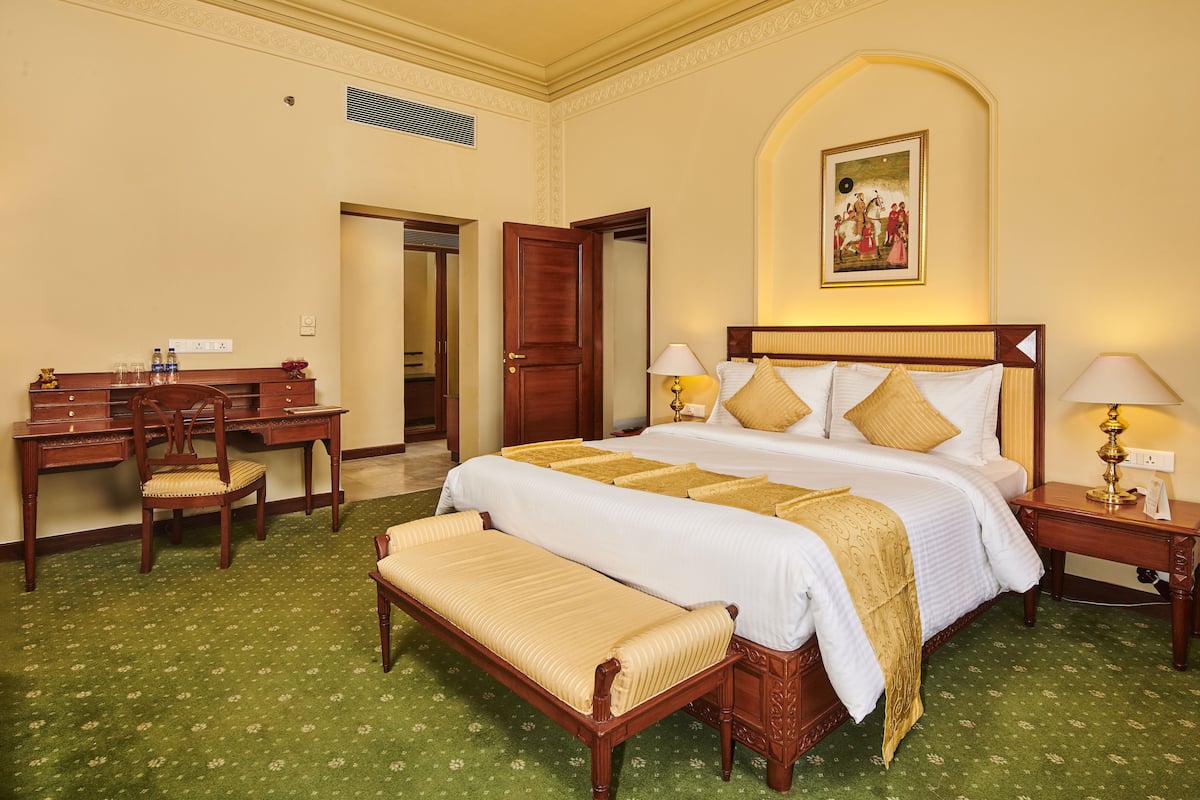 1 kamar tidur, minibar, brankas, dan meja kerja
