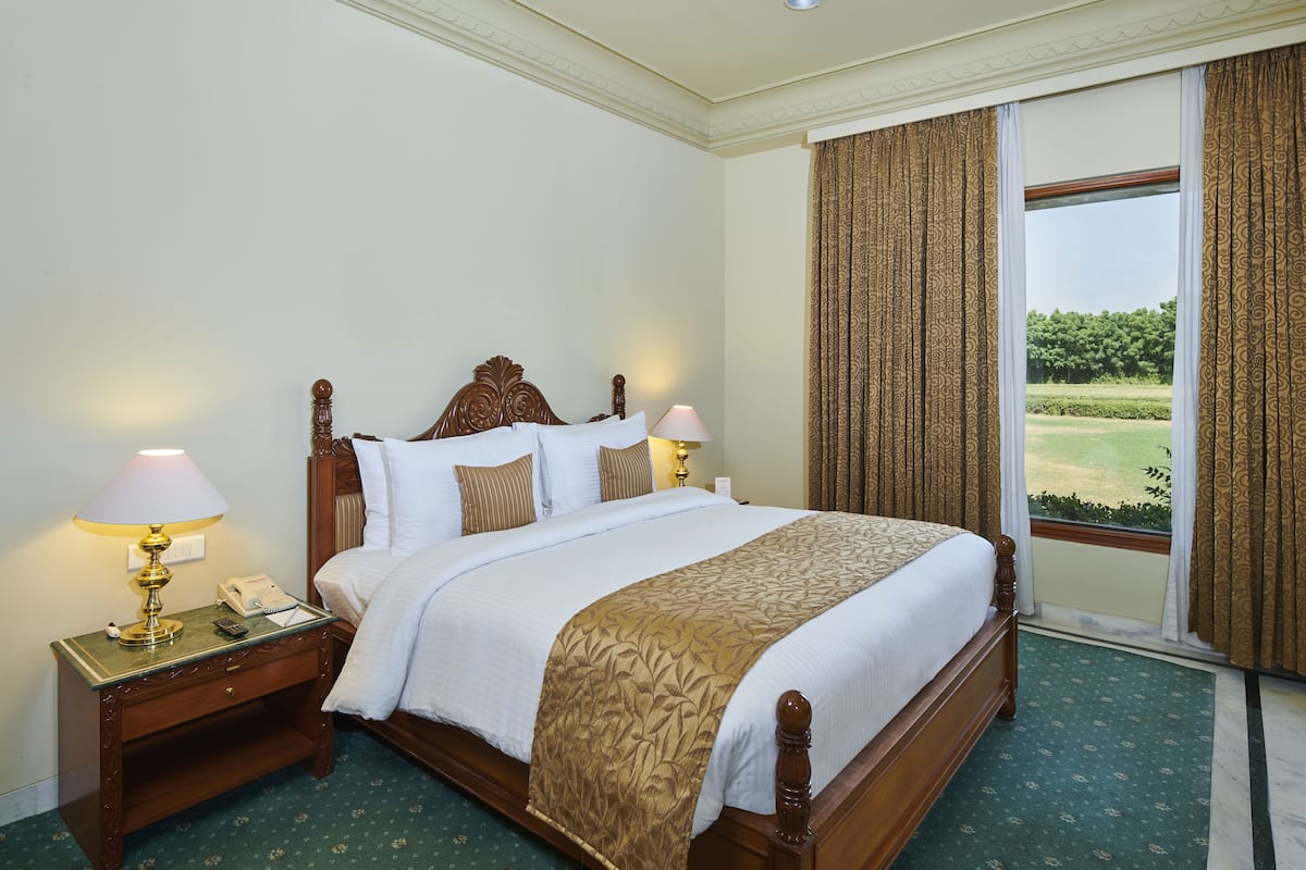 1 kamar tidur, minibar, brankas, dan meja kerja