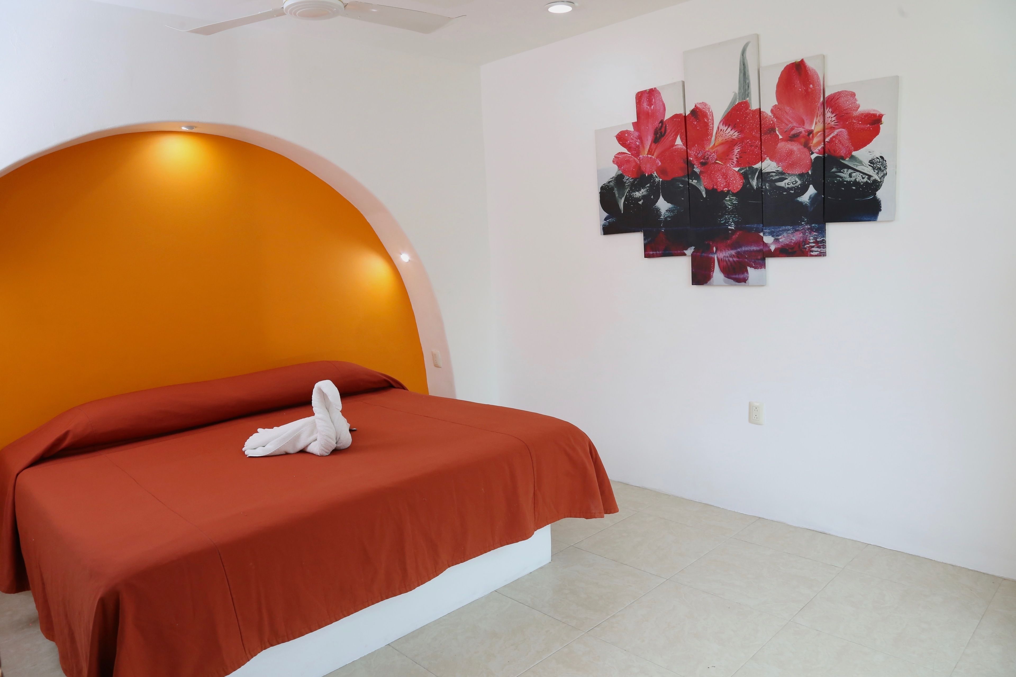 standard room, 1 king bed | in-room safe, desk, blackout curtains, iron/ironing board