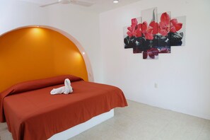 Habitación estándar, 1 cama King size | Caja de seguridad en la habitación, escritorio y cortinas blackout 