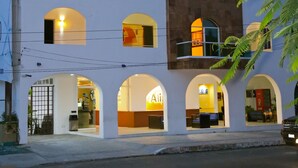 A hotel with a sign reading "Alikar Hotel Restaurante" and multiple arched entrances.
