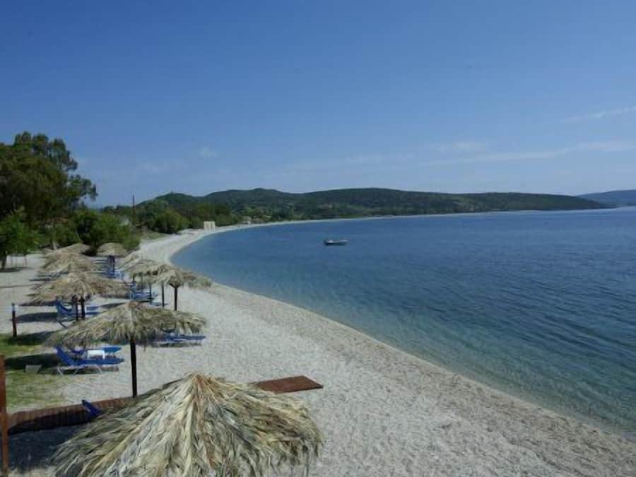 Ubicación a pie de playa, tumbonas, sombrillas y vóley playa