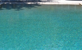 Piscina externa, guarda-sóis, espreguiçadeiras