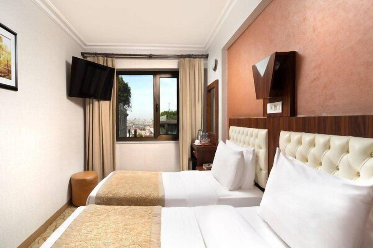 Habitación triple básica | Sábanas italianas Frette y ropa de cama de alta calidad