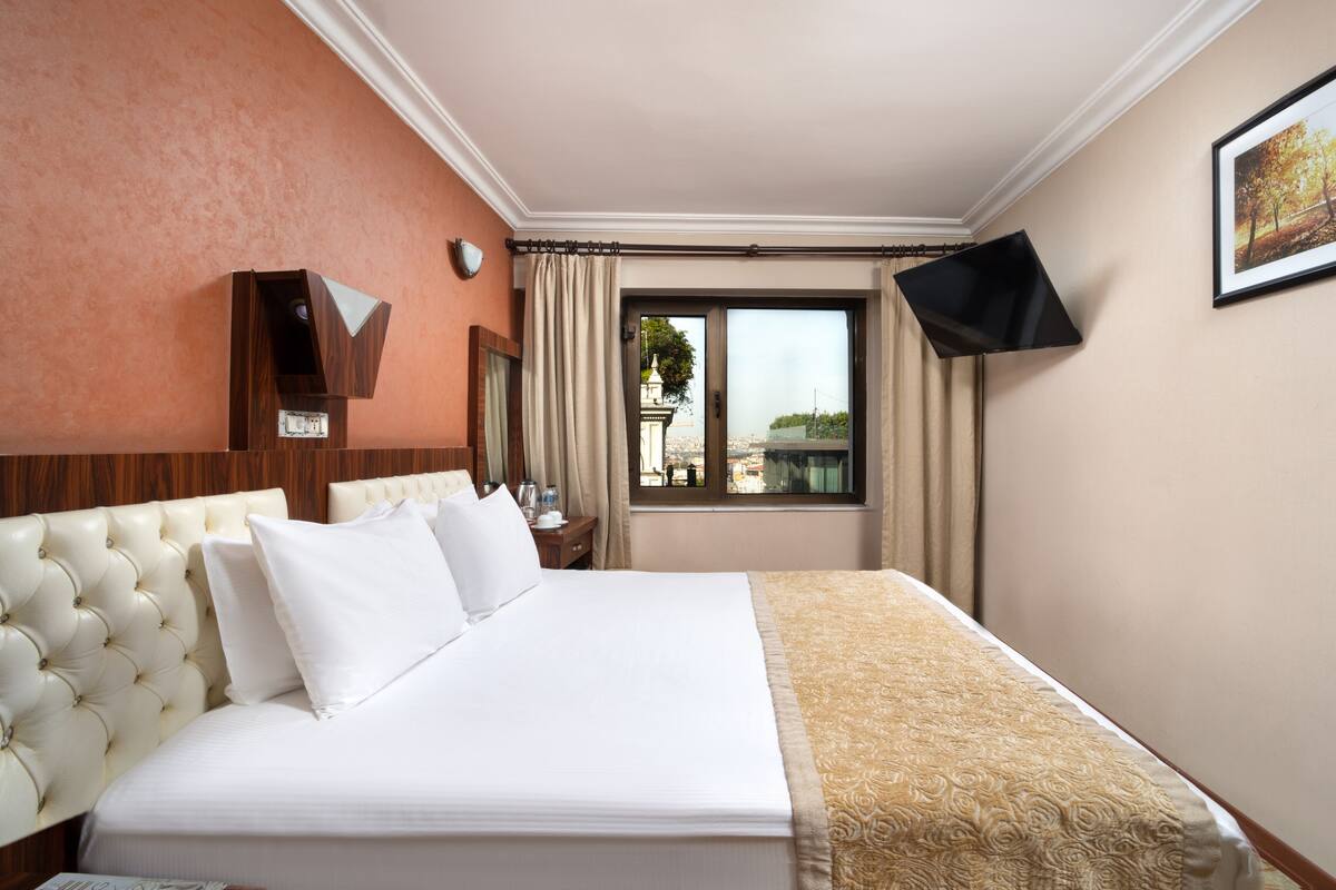 Frette Italian sheets, premium bedding, down comforters, minibar
