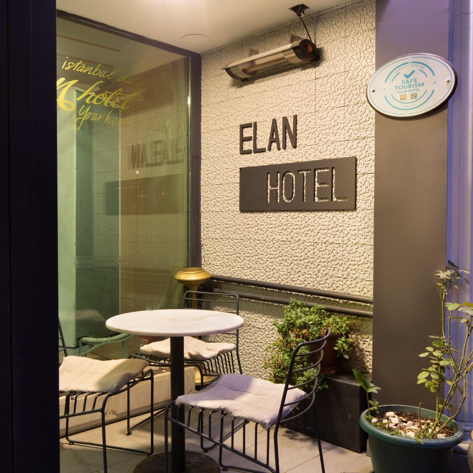 Standard Quadruple Room | Outdoor dining | Breakfast, lunch, dinner served; Mexican cuisine 