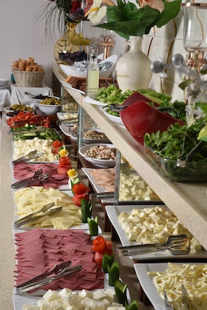 Daily continental breakfast for a fee - Elan Hotel (Istanbul)