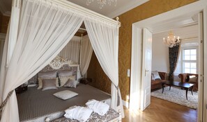 Grand suite, 2 slaapkamers, keuken, aan tuin | 2 slaapkamers, een minibar, een kluis op de kamer, een bureau