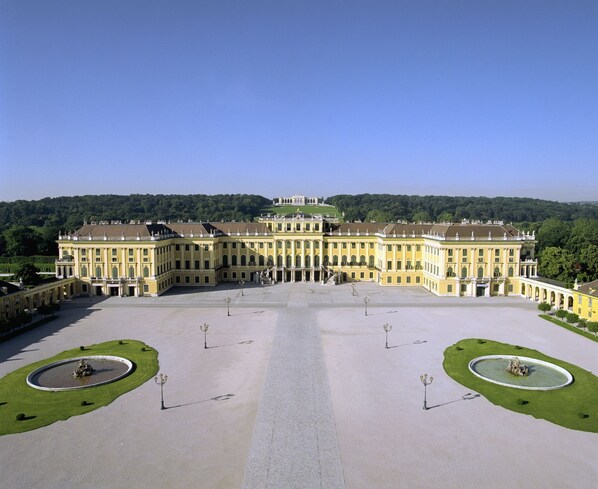 A large, symmetrical building with a central courtyard, surrounded by manicured lawns and fountains. - Schloß Schönbrunn Grand Suite (Vienna)