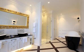 Separate bathtub and shower, deep-soaking bathtub, designer toiletries - Schloß Schönbrunn Grand Suite (Vienna)