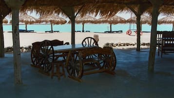 Aan het strand, ligstoelen aan het strand, parasols, strandlakens