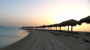 Plage, chaises longues, parasols, serviettes de plage