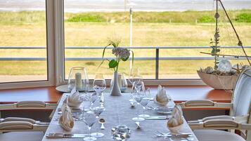 2 restauranter, der serverer morgenmad, frokost og aftensmad