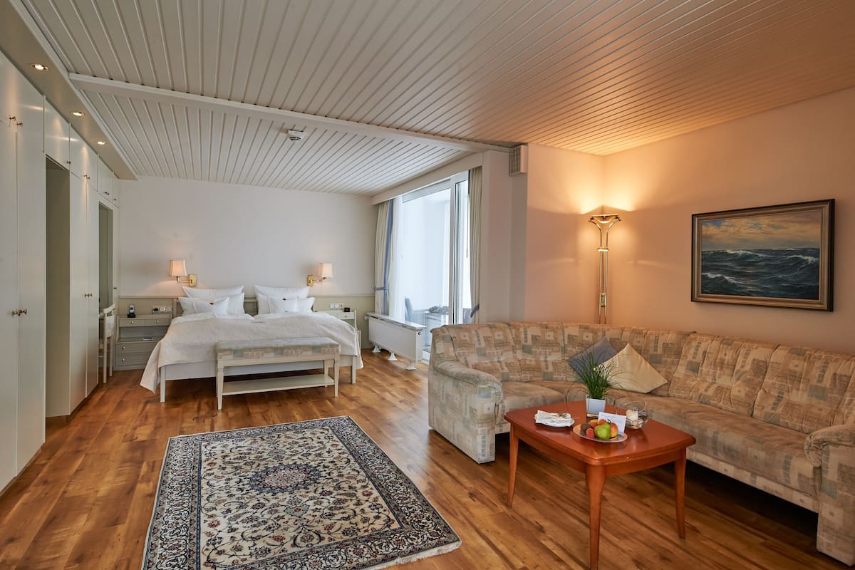 Suíte júnior, vista parcial para o mar | 1 quarto, roupas de cama premium, edredons de pluma