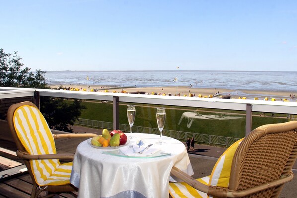 Kamar Single, pemandangan laut | Tempat makan outdoor | 2 restoran, melayani sarapan, makan siang; sajian masakan Jerman