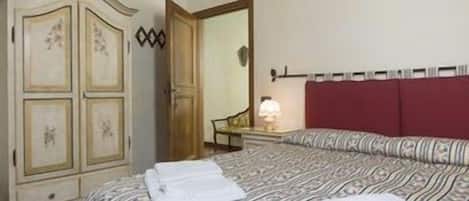 Villa, Mehrere Schlafzimmer, Blick auf den Weinberg | 11 Schlafzimmer, hochwertige Bettwaren, Schreibtisch
