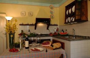 Villa, varias habitaciones, vista al viñedo | Cocineta privada | Refrigerador con congelador, microondas, horno y parrilla de estufa 