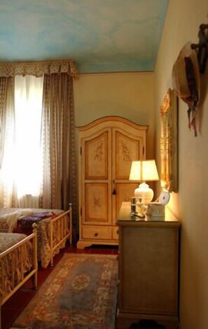 Villa, Mehrere Schlafzimmer, Blick auf den Weinberg | 11 Schlafzimmer, hochwertige Bettwaren, Schreibtisch