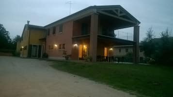 Fachada de la propiedad por la tarde o noche