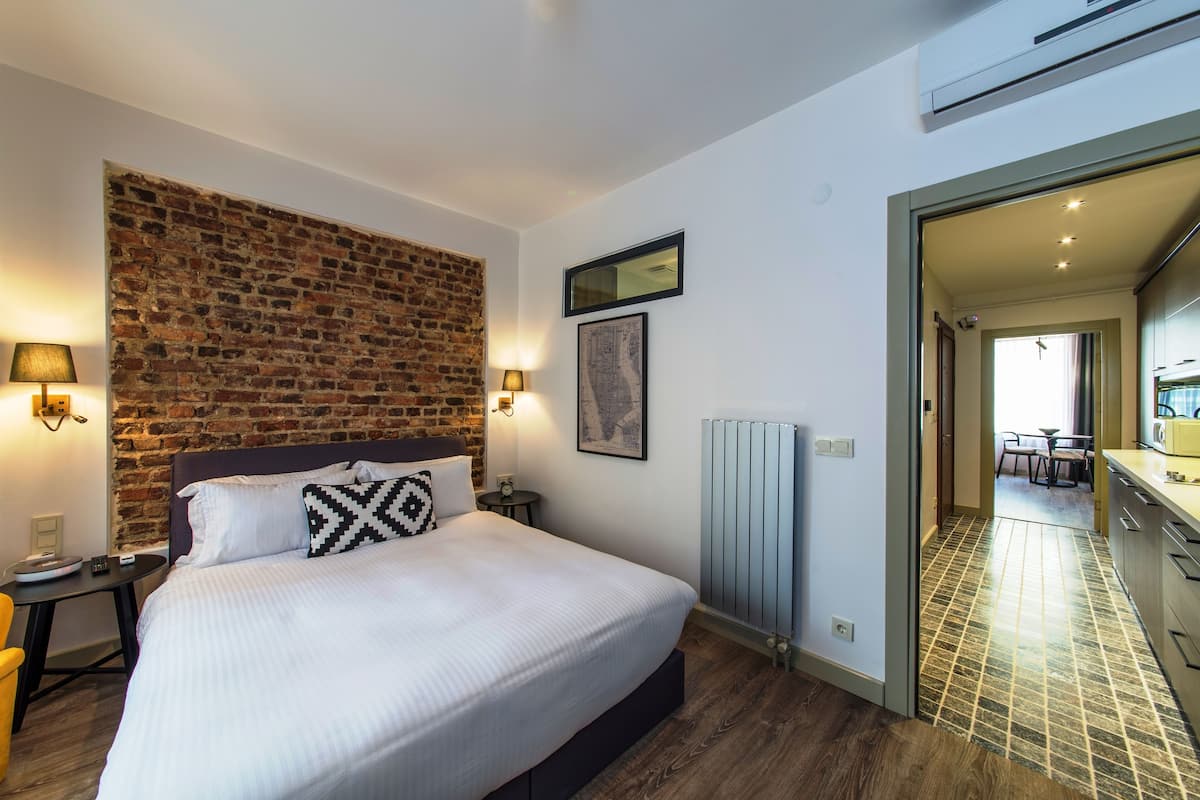 1 bedroom, in-room safe, desk, iron/ironing board