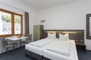 Een strijkplank/strijkijzer, gratis babybedden, beddengoed