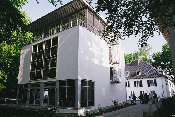 A modern building with large windows and a balcony. - Jugendherberge Aachen - Membership required (Aachen)