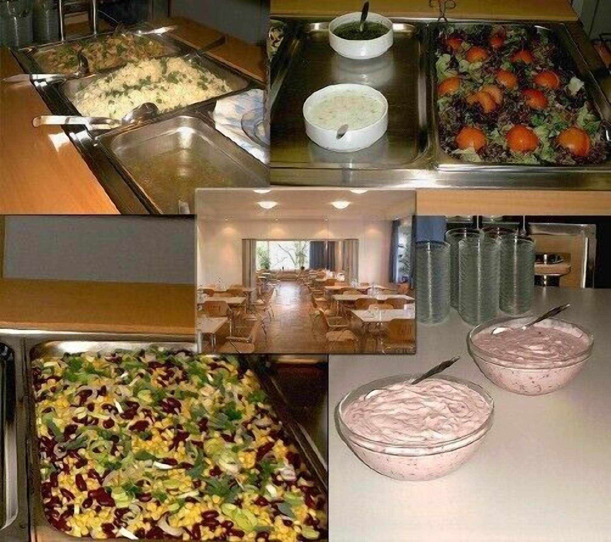 Un bufé con diversos platos, incluyendo una ensalada, un postre y otro postre con cobertura rosa.