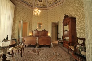 Quarto casal ou duplo superior, vista para a cidade (La Sophia) | Frigobar, cofres nos quartos, escrivaninha, quartos à prova de som