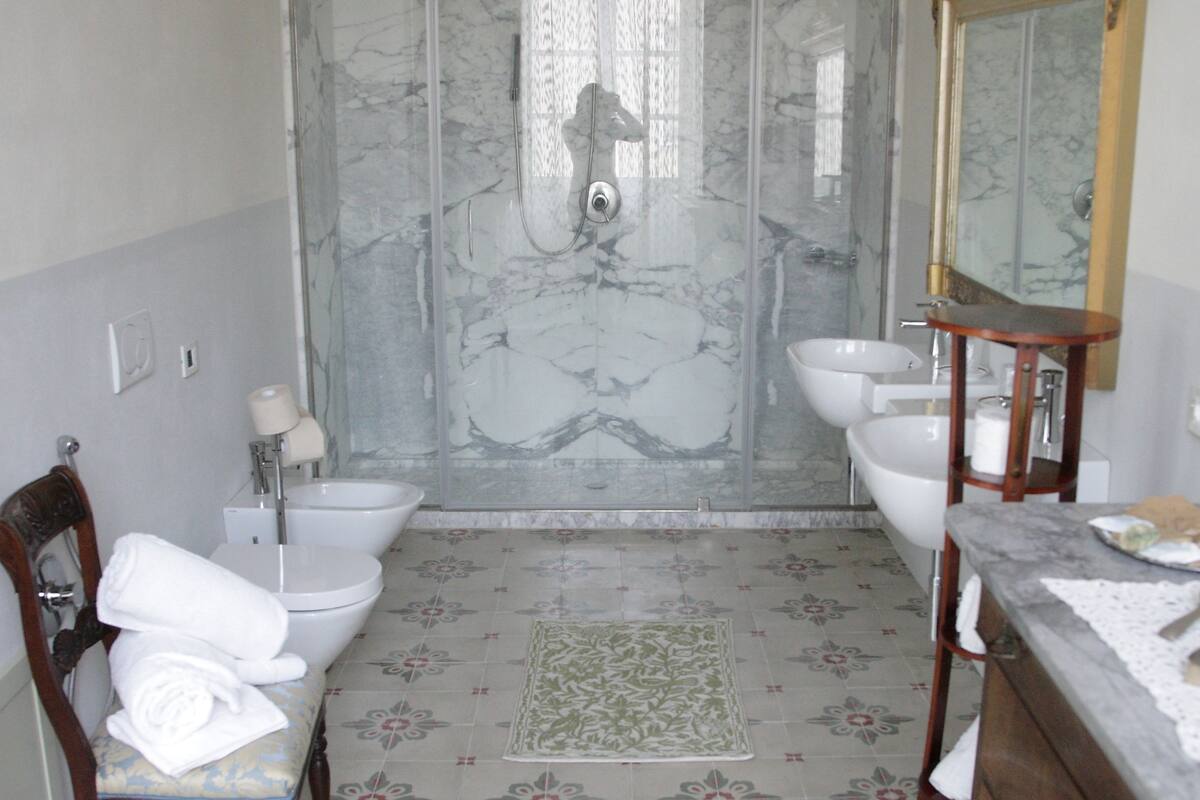 deluxe double or twin room, city view (l'amore) | bathroom | free toiletries, hair dryer, slippers, towels