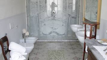 Camera Deluxe con letto matrimoniale o 2 letti singoli, vista città (L'Amore) | Bagno | Set di cortesia gratuito, asciugacapelli, pantofole, asciugamani