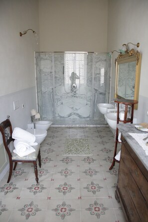 Chambre Deluxe double ou avec lits jumeaux, vue sur la ville (L'Amore) | Salle de bain | Articles de toilette (gratuits), séchoir à cheveux, pantoufles