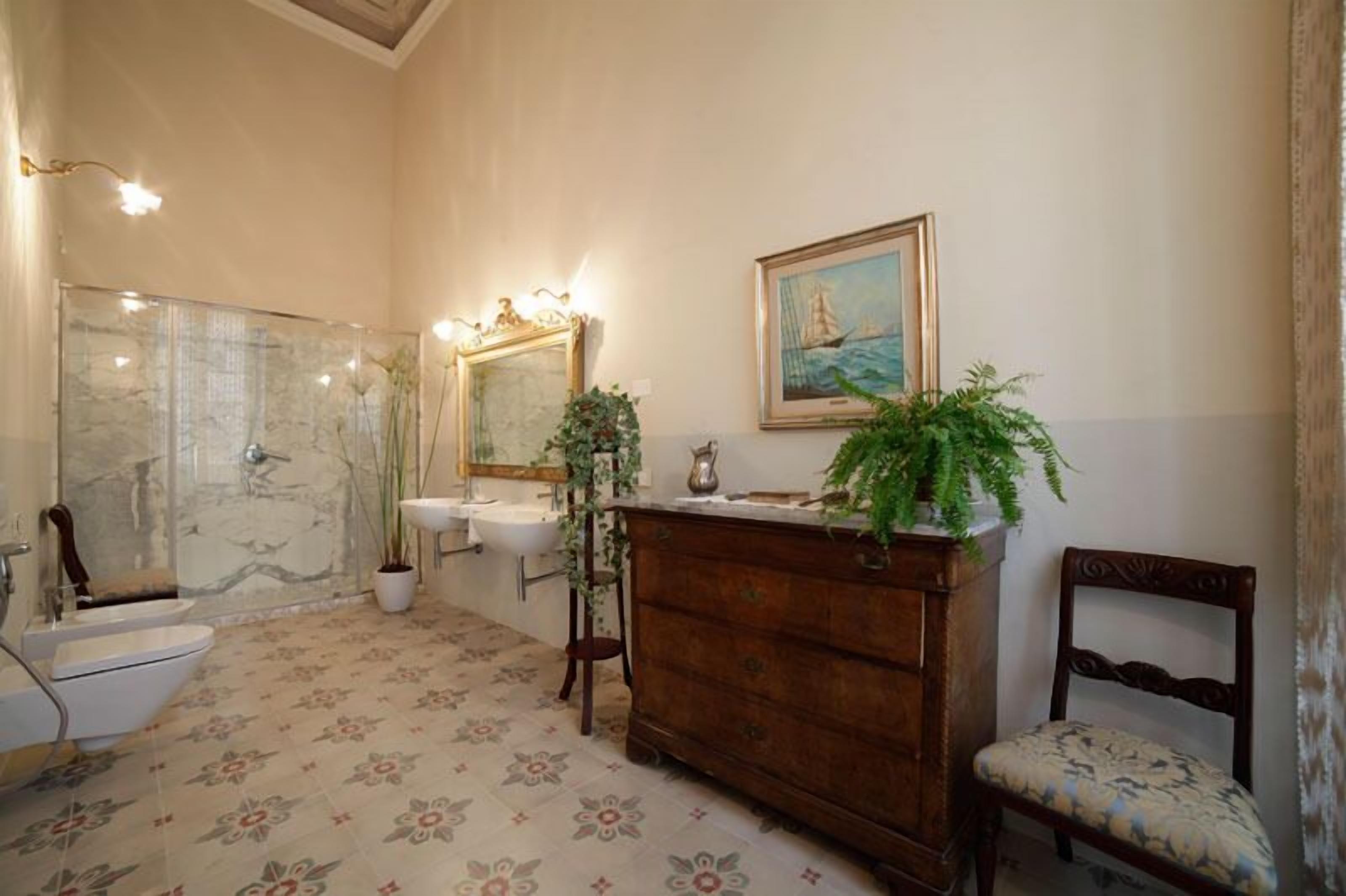 deluxe double or twin room, city view (l'amore) | bathroom | free toiletries, hair dryer, slippers, towels