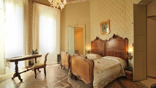 Une chambre à coucher avec un lit en bois, un bureau et une chaise.