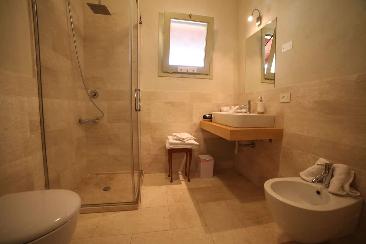junior suite, terrace (la forza) | bathroom | free toiletries, hair dryer, slippers, towels