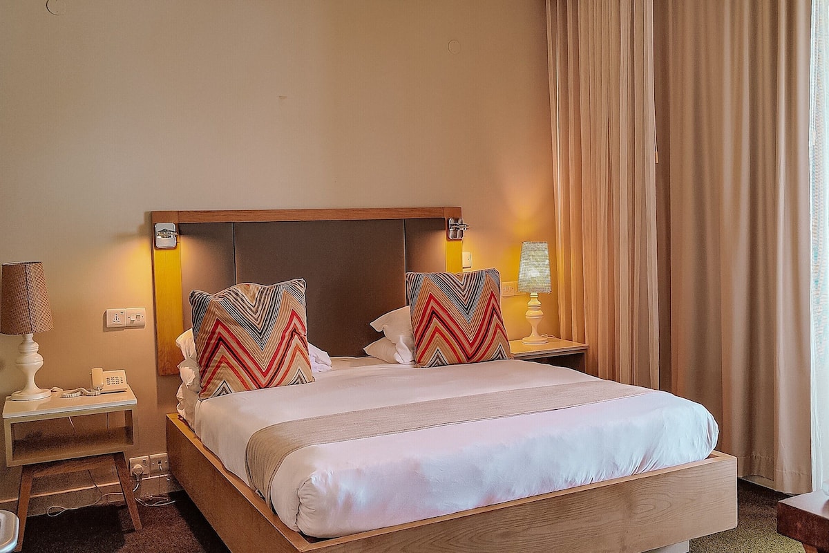 Ropa de cama de alta calidad, minibar, caja fuerte y escritorio