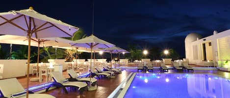 Piscine extérieure, parasols de plage, chaises longues