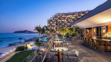 5 bares o lounges, bar junto a la alberca