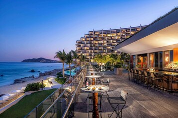 5 bars/lounges, poolside bar