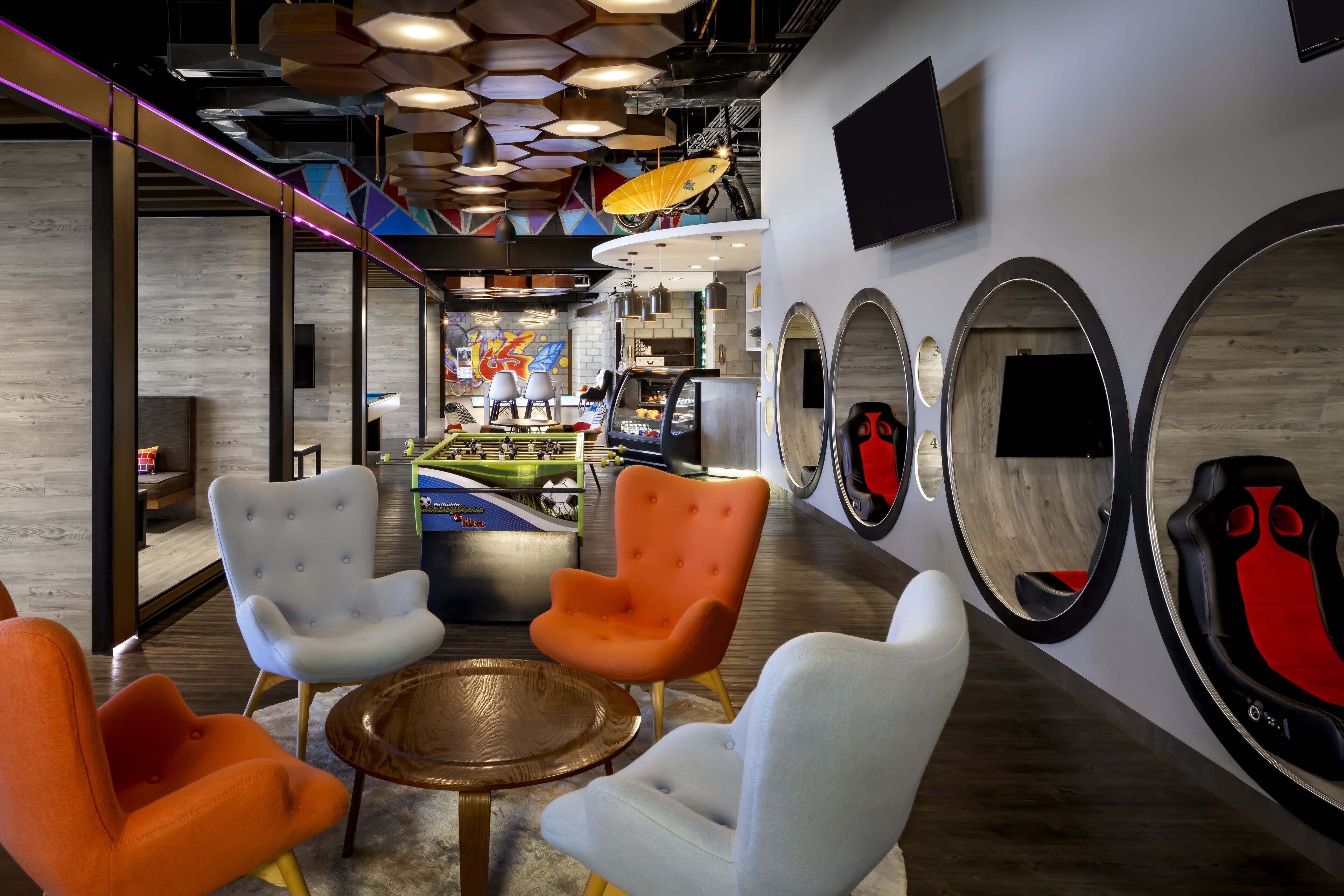 Un espace de détente moderne, doté de sièges confortables, d’une table de billard et d’un bar.
