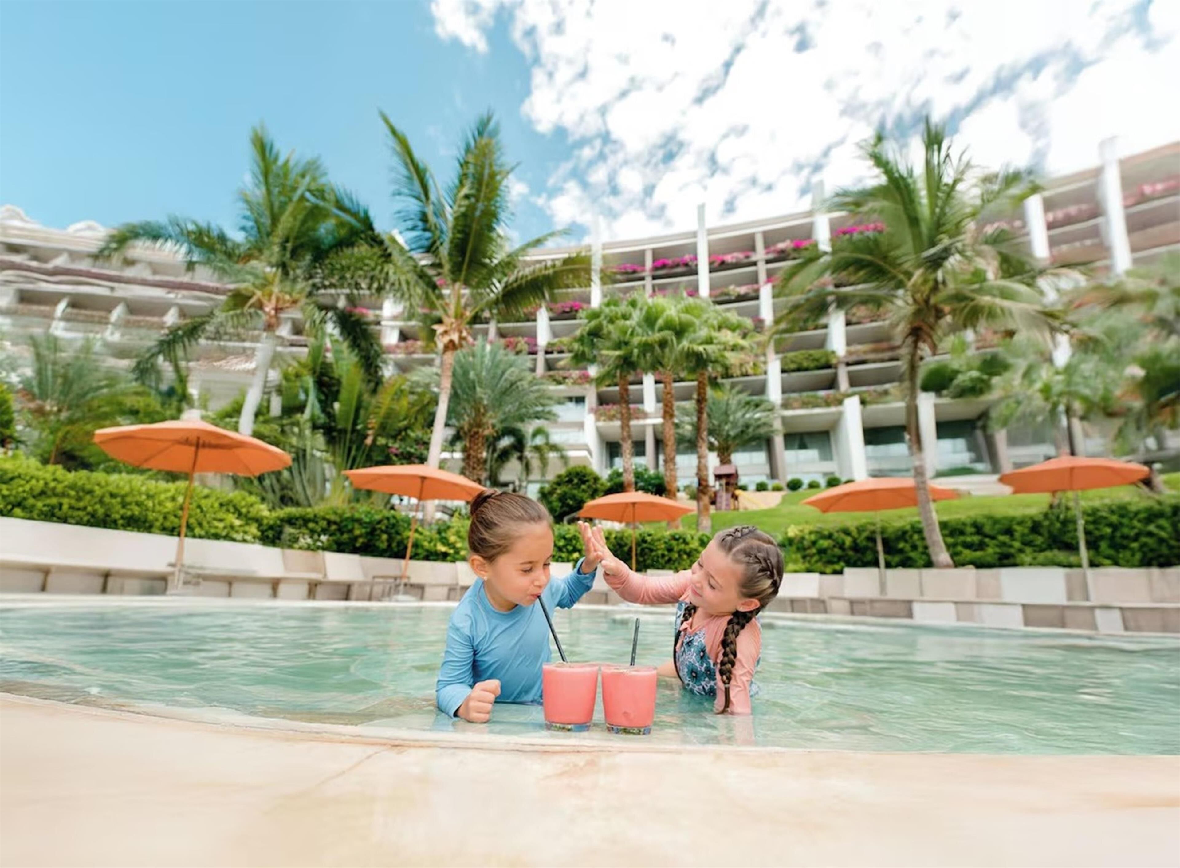 3 piscines extérieures, parasols de plage, chaises longues