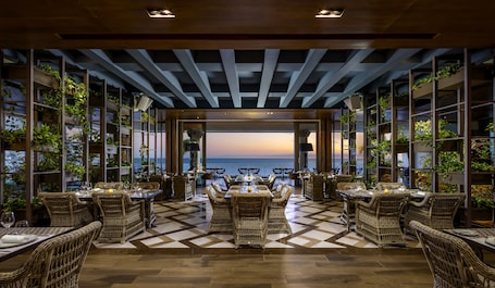 7 restaurants, breakfast, lunch, dinner served; international cuisine