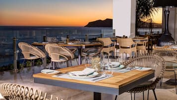 7 restaurantes, se sirven desayunos, comidas y cocina internacional