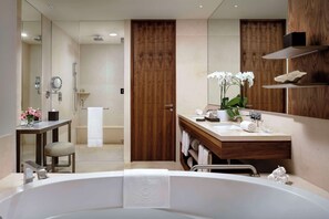 Separate bathtub and shower, jetted bath, hydromassage showerhead - Grand Velas Los Cabos - All Inclusive (Cabo San Lucas)