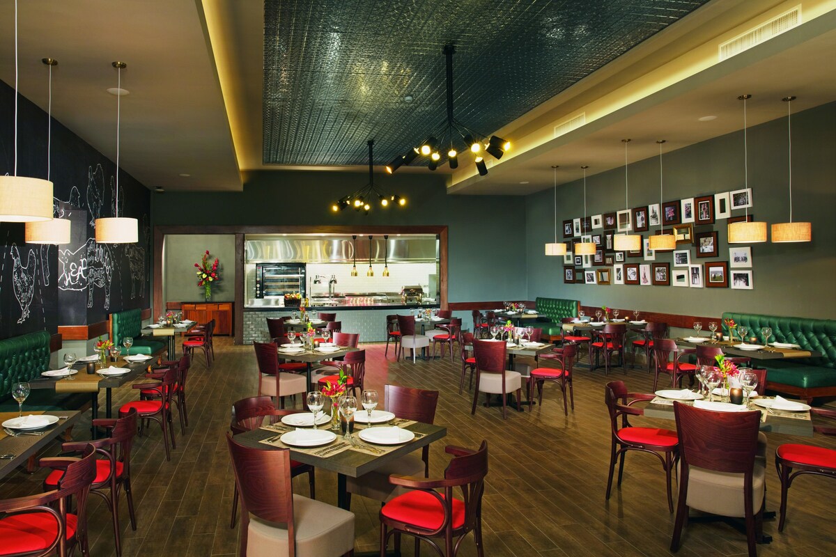 10 restaurants, breakfast, lunch, dinner served; French cuisine