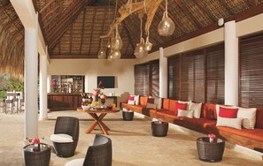 7 quầy bar/khu lounge, quầy bar ngay sát hồ bơi, quầy bar bên hồ bơi 